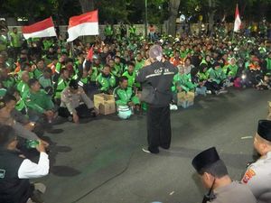 Ratusan Diver Ojol Salat Gaib di Mapolres Pasuruan untuk Affan Kurniawan Ratusan Diver Ojol Salat Gaib di Mapolres Pasuruan untuk Affan Kurniawan