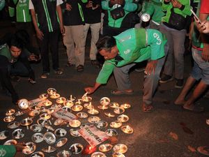 Ojol dan Polisi di Tuban Kompak Salat Gaib untuk Affan Kurniawan
