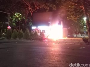 Lagi, Massa pendemo Bakar Pos Polisi di Jalan A Yani Surabaya Lagi, Massa pendemo Bakar Pos Polisi di Jalan A Yani Surabaya