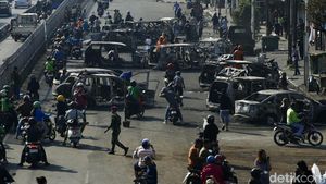 Rangka Mobil Gosong Berserakan di Jalan Matraman Raya