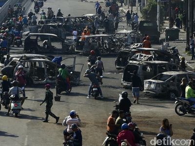 Rangka Mobil Gosong Berserakan di Jalan Matraman Raya