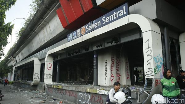 Potret Halte Senen dan Polda Metro Rusak Parah