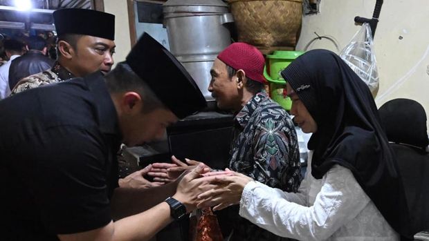Presiden RI Prabowo didampingi sejumlah menteri, termasuk Seskab Letkol Teddy Indra Wijaya dan Mensesneg Prasetyo Hadi mendatangi rumah duka almarhum ojol Affan Kurniawan, Jumat (29/8) malam. (Dok. Biro Pers Sekretariat Presiden/Cahyo)