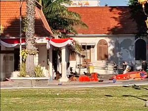 Puluhan Orang Hitam-hitam Terobos Grahadi Lalu Jarah Tameng Polisi