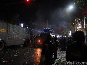 Kericuhan Berlanjut di Bali, Polisi Kucing-Kucingan dengan Pendemo Kericuhan Berlanjut di Bali, Polisi Kucing-Kucingan dengan Pendemo
