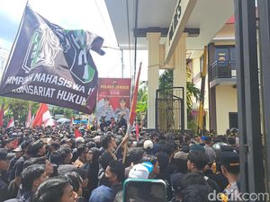 Ribuan Massa Demo di DPRD dan Polres Jember Ribuan Massa Demo di DPRD dan Polres Jember
