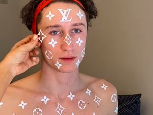 Viral Pria Tato Seluruh Tubuhnya dengan Logo Louis Vuitton, Jadi Begini Viral Pria Tato Seluruh Tubuhnya dengan Logo Louis Vuitton, Jadi Begini