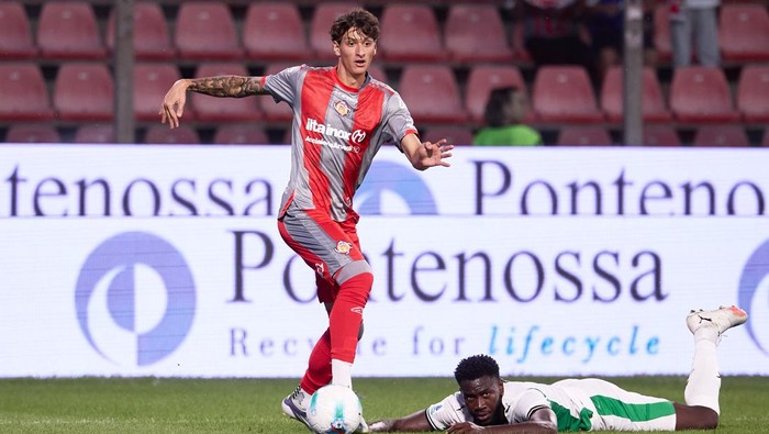 CREMONA, ITALY - AUGUST 29: Romano Floriani Mussolini of US Cremonese competes for the ball with Fali Cande of US Sassuolo  during the Serie A match between US Cremonese and US Sassuolo Calcio at Stadio Giovanni Zini on August 29, 2025 in Cremona, Italy. (Photo by Emmanuele Ciancaglini/Ciancaphoto Studio/Getty Images)