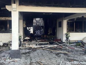DPUPR Kaji Kerusakan Gedung DPRD Solo yang Dibakar DPUPR Kaji Kerusakan Gedung DPRD Solo yang Dibakar