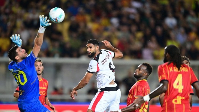 Soccer Football - Serie A - Lecce v AC Milan - Stadio Via del mare, Lecce, Italy - August 29, 2025 AC Milans Ruben Loftus-Cheek heads at goal as Lecces Wladimiro Falcone makes a save REUTERS/Daniele Mascolo