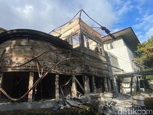Penampakan Puing Rumah MPR RI Pasca Dibakar Massa Demo di Bandung Penampakan Puing Rumah MPR RI Pasca Dibakar Massa Demo di Bandung