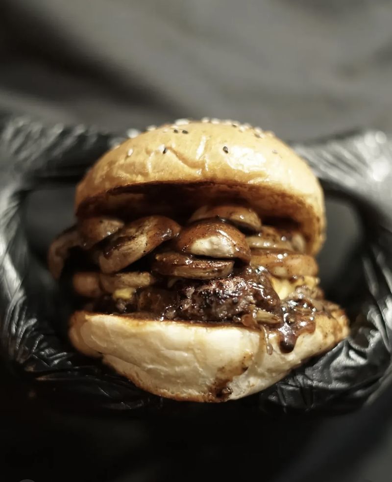 Sabiq Smash Burger lokal yang enak di Pasar Santa.