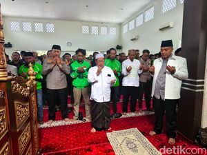 Kapolresta Malang Kota dan Ojol Gelar Salat Gaib untuk Affan Kurniawan Kapolresta Malang Kota dan Ojol Gelar Salat Gaib untuk Affan Kurniawan