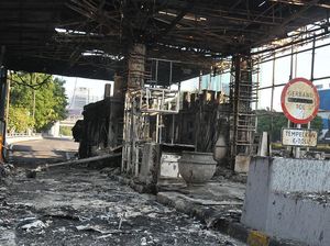 Sederet Gerbang Tol Hangus Terbakar Usai Aksi Massa Rusuh Sederet Gerbang Tol Hangus Terbakar Usai Aksi Massa Rusuh