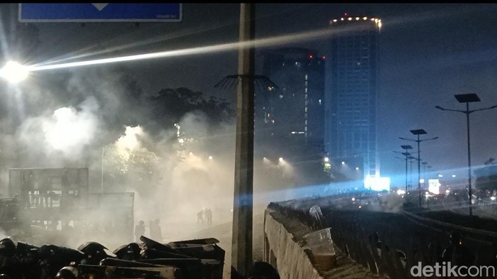 Aksi di Depan DPR Berlanjut, Lalu Lintas ke Cawang Lumpuh Total!