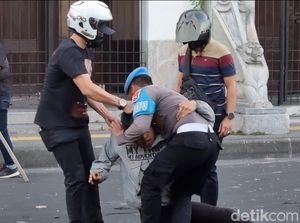 Sejumlah Orang Diduga Provokator Demo Polrestabes Surabaya Ditangkap Sejumlah Orang Diduga Provokator Demo Polrestabes Surabaya Ditangkap