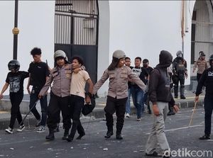 LBH Surabaya Sebut Sebagian Pendemo Sudah Dibebaskan Polisi LBH Surabaya Sebut Sebagian Pendemo Sudah Dibebaskan Polisi