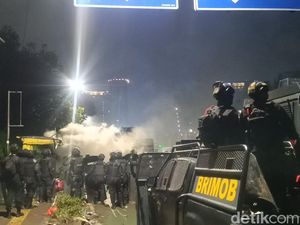 Massa Masih Bertahan di Dekat DPR, Barikade Polisi Siaga