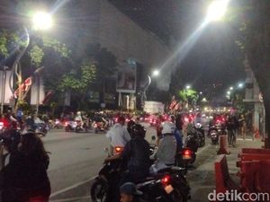 Surabaya Mencekam, Perusuh di Grahadi Berpencar Usai Dipukul Mundur Surabaya Mencekam, Perusuh di Grahadi Berpencar Usai Dipukul Mundur
