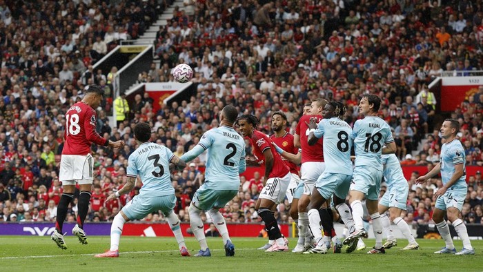 Soccer Football - Premier League - Manchester United v Burnley - Old Trafford, Manchester, Britain - August 30, 2025 Manchester Uniteds Casemiro heads at goal before Burnleys Josh Cullen scores an own goal and the first for Manchester United Action Images via Reuters/Jason Cairnduff EDITORIAL USE ONLY. NO USE WITH UNAUTHORIZED AUDIO, VIDEO, DATA, FIXTURE LISTS, CLUB/LEAGUE LOGOS OR LIVE SERVICES. ONLINE IN-MATCH USE LIMITED TO 120 IMAGES, NO VIDEO EMULATION. NO USE IN BETTING, GAMES OR SINGLE CLUB/LEAGUE/PLAYER PUBLICATIONS. PLEASE CONTACT YOUR ACCOUNT REPRESENTATIVE FOR FURTHER DETAILS..