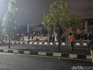 Suasan Terkini Demo di Polda DIY, Sejumlah Massa Masih Bertahan Suasan Terkini Demo di Polda DIY, Sejumlah Massa Masih Bertahan
