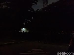Situasi di Mako Brimob Kwitang Malam Ini: Massa Bertahan, Lokasi Gelap Gulita Situasi di Mako Brimob Kwitang Malam Ini: Massa Bertahan, Lokasi Gelap Gulita