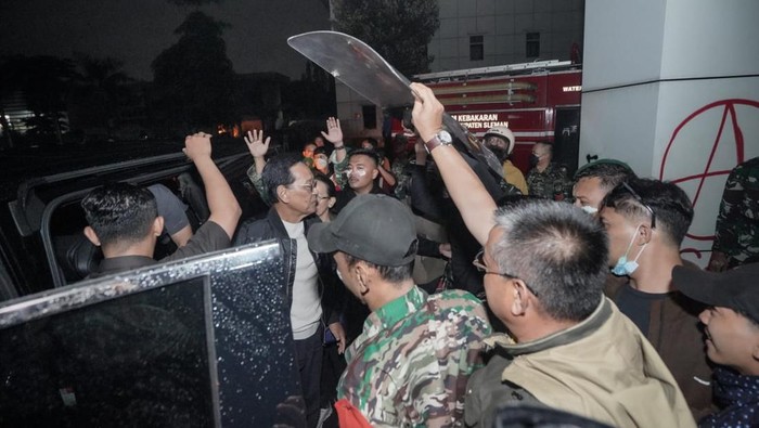 Sri Sultan dan Politik Rasa Kepemimpinan yang Turun ke Jalan di Tengah Gelapnya Malam