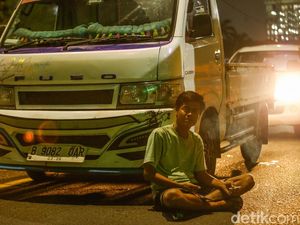 Tol Lumpuh, Sopir Istirahat Keluar Mobil Tol Lumpuh, Sopir Istirahat Keluar Mobil