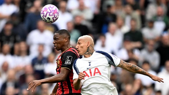 Soccer Football - Premier League - Tottenham Hotspur v AFC Bournemouth - Tottenham Hotspur Stadium, London, Britain - August 30, 2025 AFC Bournemouths Bafode Diakite in action with Tottenham Hotspurs Richarlison REUTERS/Dylan Martinez EDITORIAL USE ONLY. NO USE WITH UNAUTHORIZED AUDIO, VIDEO, DATA, FIXTURE LISTS, CLUB/LEAGUE LOGOS OR LIVE SERVICES. ONLINE IN-MATCH USE LIMITED TO 120 IMAGES, NO VIDEO EMULATION. NO USE IN BETTING, GAMES OR SINGLE CLUB/LEAGUE/PLAYER PUBLICATIONS. PLEASE CONTACT YOUR ACCOUNT REPRESENTATIVE FOR FURTHER DETAILS..