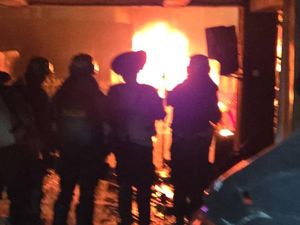 Massa Lempar Molotov Berkali-kali ke Polres Jaktim, Polisi Amankan 1 Orang