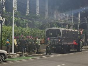 Marinir Berjaga di NasDem Tower Usai Massa HMI Sempat Blokade Jalan Marinir Berjaga di NasDem Tower Usai Massa HMI Sempat Blokade Jalan