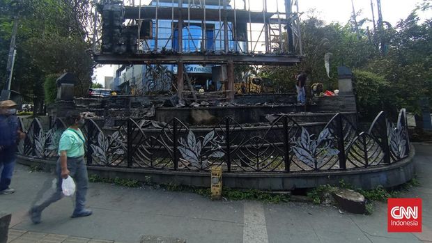 Bandung Porak Poranda di Beberapa Titik Sisa Demo Tadi Malam