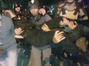 Viral Jurnalis Bopong Polisi Terluka dalam Demo di Pontianak