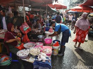 Aktivitas Pasar Sembako Kebayoran Berjalan Normal