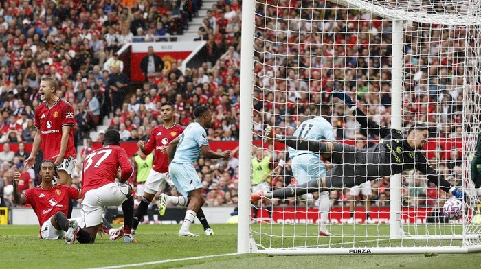 Soccer Football - Premier League - Manchester United v Burnley - Old Trafford, Manchester, Britain - August 30, 2025 Burnleys Jaidon Anthony scores their second goal as Manchester Uniteds Altay Bayindir dives Action Images via Reuters/Jason Cairnduff EDITORIAL USE ONLY. NO USE WITH UNAUTHORIZED AUDIO, VIDEO, DATA, FIXTURE LISTS, CLUB/LEAGUE LOGOS OR LIVE SERVICES. ONLINE IN-MATCH USE LIMITED TO 120 IMAGES, NO VIDEO EMULATION. NO USE IN BETTING, GAMES OR SINGLE CLUB/LEAGUE/PLAYER PUBLICATIONS. PLEASE CONTACT YOUR ACCOUNT REPRESENTATIVE FOR FURTHER DETAILS..