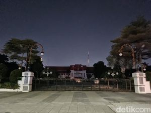 Balai Kota Surabaya Gelap Gulita Malam Hari Imbas Demo Anarkis Balai Kota Surabaya Gelap Gulita Malam Hari Imbas Demo Anarkis