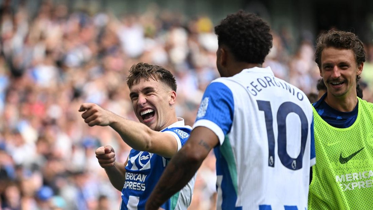 Brajan Gruda (kiri) merayakan gol kemenangan Brighton. Foto: REUTERS/TONY O BRIEN