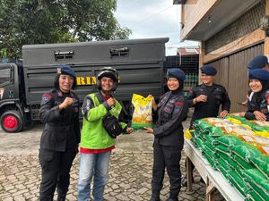 Brimob Polda Riau Gelar Gerakan Pangan, Salurkan 2 Ton Beras Murah Brimob Polda Riau Gelar Gerakan Pangan, Salurkan 2 Ton Beras Murah