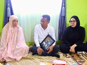 Bupati Bone Beri Santunan-Berangkatkan Umrah Ibunda Sarina Korban Tewas DPRD Makassar Dibakar Bupati Bone Beri Santunan-Berangkatkan Umrah Ibunda Sarina Korban Tewas DPRD Makassar Dibakar