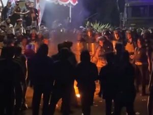 Massa Demo Ricuh di DPRD Sulbar Bubar di Tengah Hujan, Polisi Masih Berjaga Massa Demo Ricuh di DPRD Sulbar Bubar di Tengah Hujan, Polisi Masih Berjaga