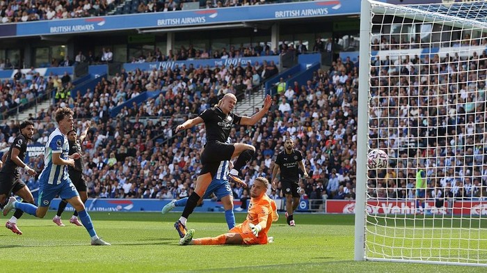 BRIGHTON, ENGLAND - AUGUST 31: Erling Haaland of Manchester City scores a goal to put Manchester City 1-0 ahead during the Premier League match between Brighton & Hove Albion and Manchester City at Amex Stadium on August 31, 2025 in Brighton, England. (Photo by Crystal Pix/MB Media/Getty Images)