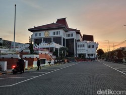Penjagaan DPRD Surabaya dan Jatim Diperketat