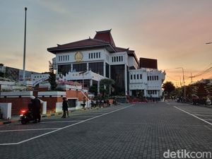 Penjagaan DPRD Surabaya dan Jatim Diperketat Penjagaan DPRD Surabaya dan Jatim Diperketat