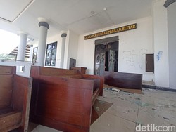 Gedung DPRD Kabupaten Blitar Dibakar Perusuh Dini Hari
