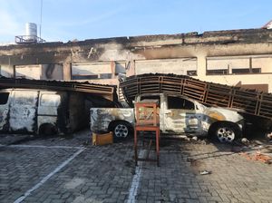 Fakta-fakta Kerusuhan di Kediri, Saat Gedung DPRD dan Pemkab Hangus Terbakar Fakta-fakta Kerusuhan di Kediri, Saat Gedung DPRD dan Pemkab Hangus Terbakar