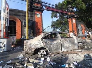 Gedung Samsat dan DPRD Kediri Hangus Usai Kerusuhan