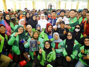 Khofifah Melebur Bersama Ojol Gelar Tahlil untuk Affan Kurniawan Khofifah Melebur Bersama Ojol Gelar Tahlil untuk Affan Kurniawan