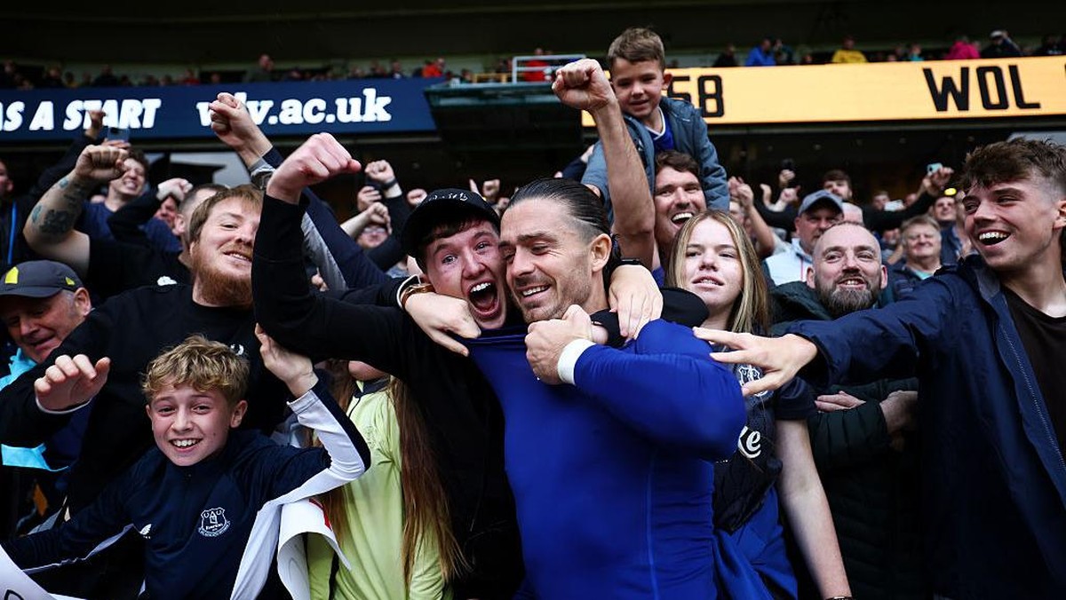 Grealish (berbaju biru) mulai mencuri hati para fan Everton berkat penampilannya. Foto: Getty Images/Dan Istitene