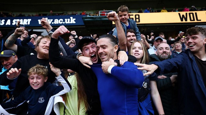 WOLVERHAMPTON, ENGLAND - AUGUST 30:  Jack Grealish of Everton celebrates with Everton fans after the teams victory during the Premier League match between Wolverhampton Wanderers and Everton at Molineux on August 30, 2025 in Wolverhampton, England. (Photo by Dan Istitene/Getty Images)
