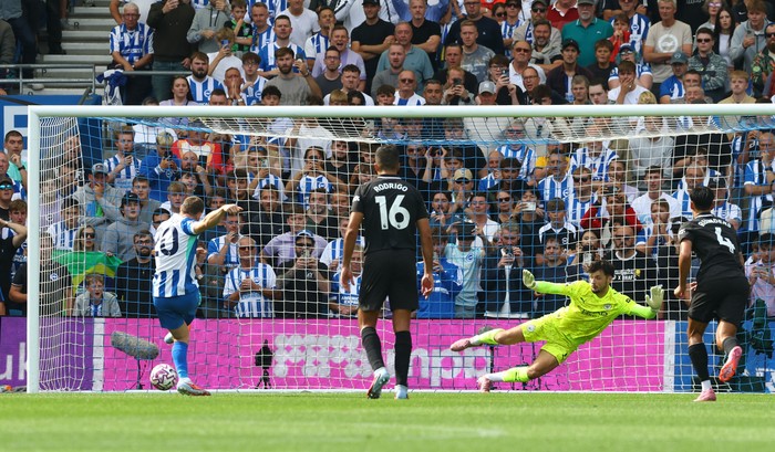 James Milner Soccer Football - Premier League - Brighton & Hove Albion v Manchester City - The American Express Community Stadium, Brighton, Britain - August 31, 2025 Brighton & Hove Albion's James Milner scores their first goal from the penalty spot Action Images via Reuters/Matthew Childs EDITORIAL USE ONLY. NO USE WITH UNAUTHORIZED AUDIO, VIDEO, DATA, FIXTURE LISTS, CLUB/LEAGUE LOGOS OR 'LIVE' SERVICES. ONLINE IN-MATCH USE LIMITED TO 120 IMAGES, NO VIDEO EMULATION. NO USE IN BETTING, GAMES OR SINGLE CLUB/LEAGUE/PLAYER PUBLICATIONS. PLEASE CONTACT YOUR ACCOUNT REPRESENTATIVE FOR FURTHER DETAILS..